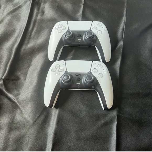Playstation 5, 2 controllers, Miles morales Game downloaded